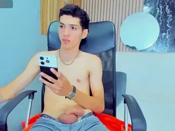 Stripchat Sex Cam of Enzoo_Smith