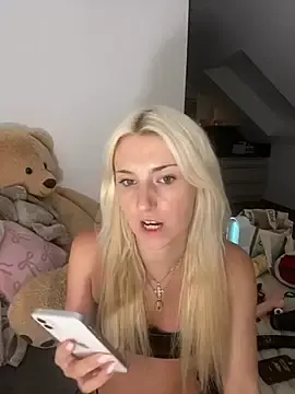Stripchat Live Sex Cam of MimiLliiyy