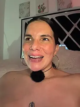 Stripchat Live Sex Cam of carol_latina13