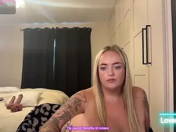Stripchat Adult Webcams of CurvyWetWife