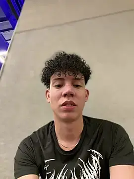 Stripchat Sex Cam of yoursexyjose