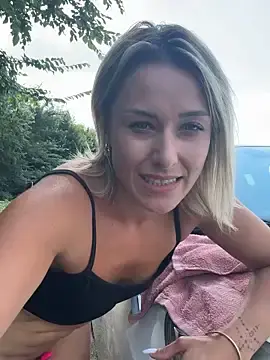 Stripchat Watch Live Sex Cams of petrouchkaaa_