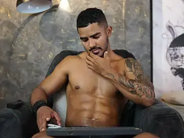 Stripchat Watch Live Sex Cams of Reik_Vonn
