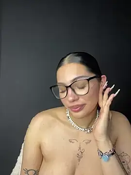 Stripchat Live Sex Cam of lora_meow
