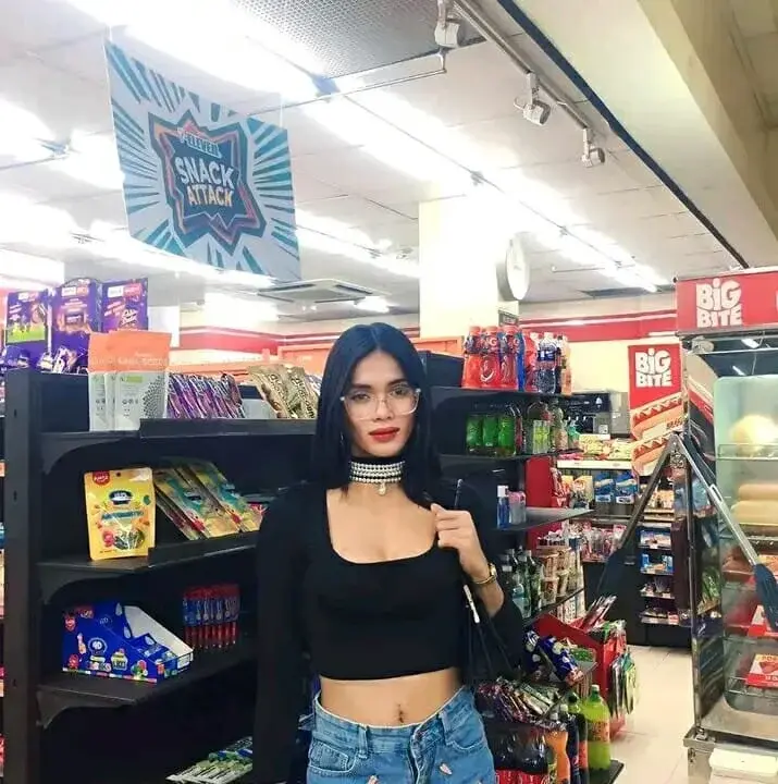 hollyyumiloove