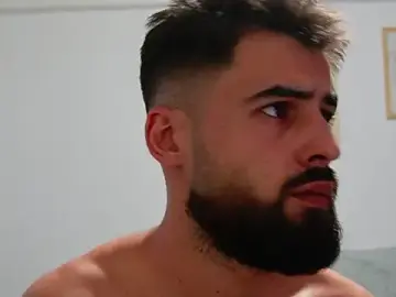 Stripchat Adult Webcam of HairyRobxxx