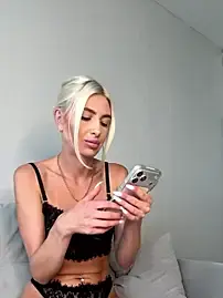 Stripchat Live Sex Cam of Mia_Roxie