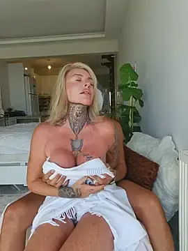 Stripchat Free Porn Cam of MommyBlairVIP