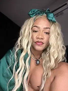 Stripchat Live Sex Cam of riri_brunnete
