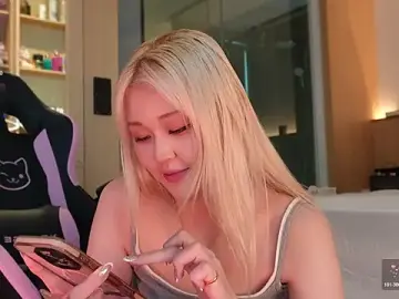 Stripchat Live Sex Cam of hyun_chia