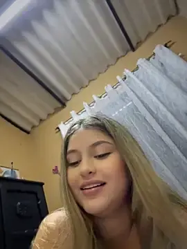 Stripchat Sex Cam of lunablossom_
