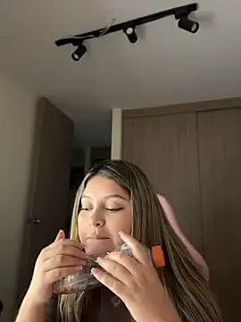 Stripchat Free Porn Cam of lunablossom_