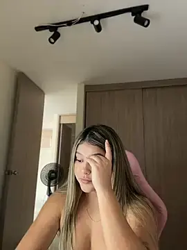 Stripchat Watch Live Sex Cams of lunablossom_