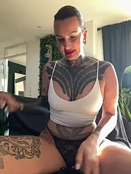 Stripchat Sex Cam of KathaleaNoir