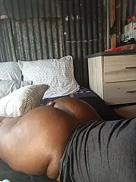 Stripchat Live Sex Cam of curvyloneah75