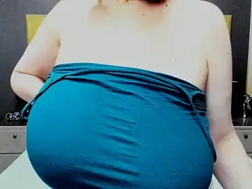 Stripchat Best Webcam of KiraLeila