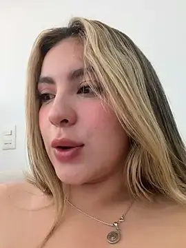 Stripchat Free Live Porn of Cloee_Rainbow1