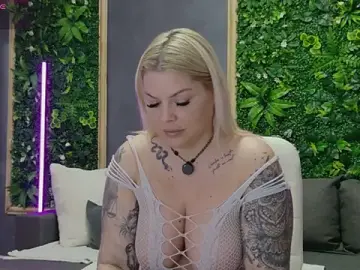 Stripchat Live Sex Cam of Issa_Jo