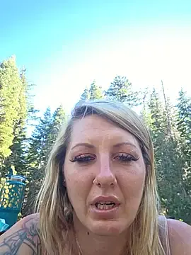 Stripchat Live Sex Cam of SheIsSomething