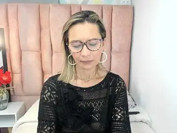 Stripchat Free Porn Cam of Issa_Milf__