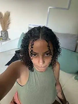 Stripchat Sex Cam of SweetPetiteNoir