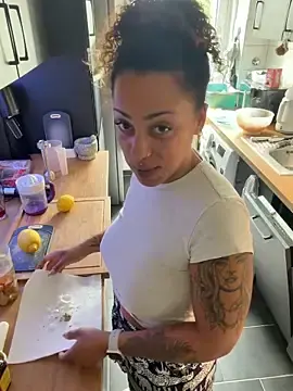 Stripchat Free Porn Cam of SweetPetiteNoir