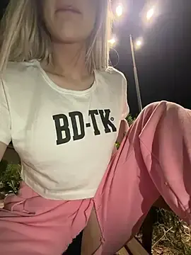 Stripchat Live Sex Cam of AlyssaFoxx_