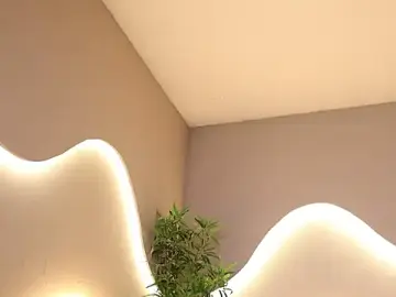 Stripchat Live Sex Cam of shiny_wolf