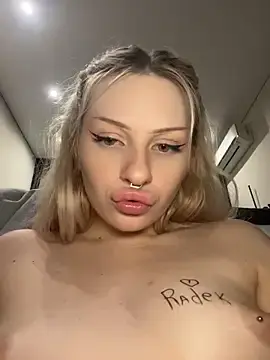 Stripchat Live Sex Cam of DayaFoxy