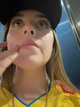 Stripchat Free Porn Cam of Alirawrz