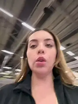 Stripchat Live Sex Cam of Alirawrz