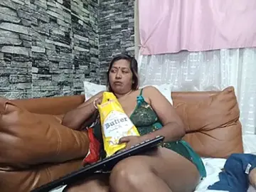 Stripchat Sex Cam of Mammabear_4u