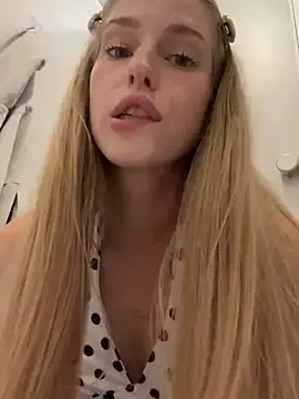 Stripchat Sex Chat of kira_mia
