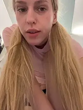 Stripchat Adult Video Chat of kira_mia