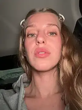 Stripchat Live Sex Cam of kira_mia
