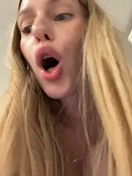 Stripchat Sex Cam of kira_mia