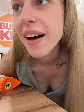 Stripchat Free Porn Cam of kira_mia