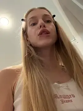Stripchat Sex Chat of kira_mia