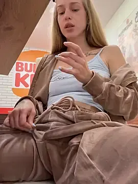 Stripchat Live Sex of kira_mia