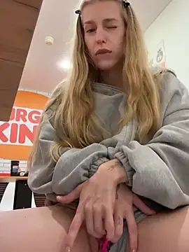 Stripchat Adult Webcam of kira_mia