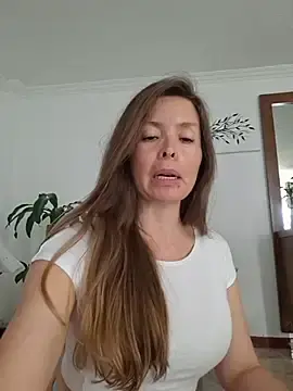 Stripchat Sex Cam of karina_warthon