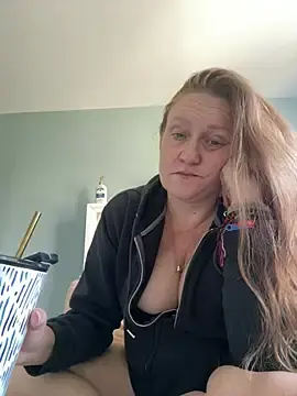 Stripchat Free Porn Cam of Kellilyn10