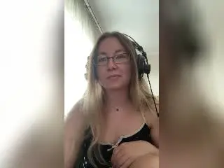 Xlovecam Watch Live Sex Cams of Meeranda