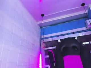 Xlovecam Live Sex Cam of RichiiHott