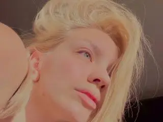 Xlovecam Watch Live Sex Cams of CandelariaKulhanek